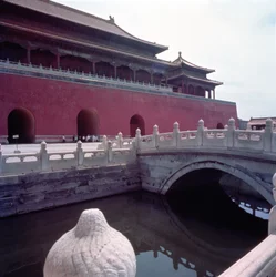 Blick auf das Meridian-Tor vom Hof des Flusses des Goldenen Wassers